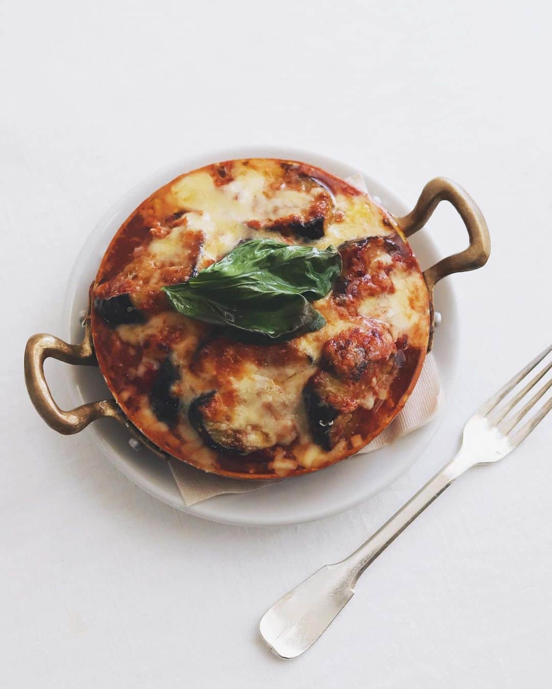 樋口正樹のインスタグラム：「Parmigiana di melanzane 🍆  昼ごはんにナスのパルミジャーナ。 ナスは宮崎の佐土原ナスを使って、 大豆ミートのそぼろでヘルシーに、 でも盛り良くして、溢れる感じで😋  . #ナスのミートグラタン #ナスのパルミジャーナ #佐土原ナス #ナス料理 #eggplantparmesan #melanzaneallaparmigiana #italianfood」