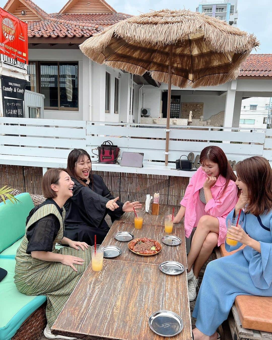 KONANのインスタグラム：「沖縄旅行で泊まったホテル🏨　@arapana.okinawa の横に隣接されてる ルーフトップバー　@new_way_rooftop_bar 🍺✨✨ . . そこでお昼はおいしいBBQを食べました🍖💓 . . お肉や野菜をたくさん焼いて頂いて、どれも美味しかったです❣️ . .  #沖縄 #北谷 #okinawa #沖縄北谷 #BBQ #ルーフトップバー #ルーフトップ #rooftop #rooftopbar #女子旅 #女子旅行 #trip #okinawatrip #okinawajapan」