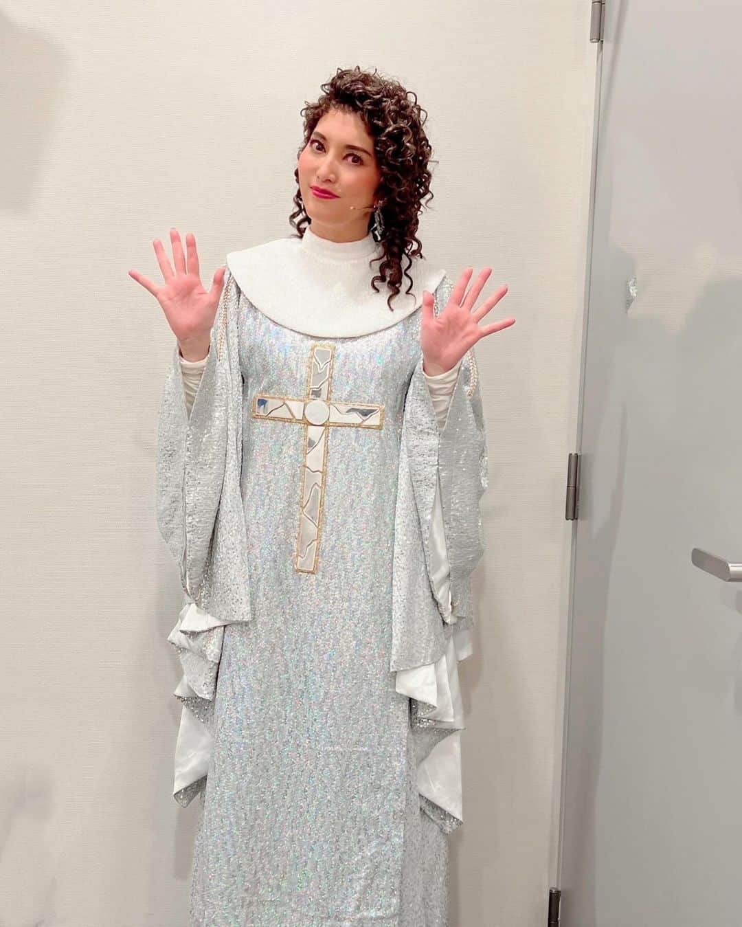 朝夏まなとさんのインスタグラム写真 - (朝夏まなとInstagram)「今日から12月ですって🫠 #天使にラブソングを #シスターアクト 東京公演完走できました 応援ありがとうございました♡ 客席の盛り上がりすごくて嬉しかった‼︎  この作品に携わって3度目ですが 本当にみんなから愛されてる作品だなぁと実感しました 自分がそんなふうに感じられる余裕が今年は少しだけあったのかもしれません。短いスパンでの再演はとても良い経験をさせてもらえました、感謝です  大阪と清水、私はあと4回です 大好きなカンパニーのみなさんと デロリス楽しみたいと思いまーす！ 大阪、清水でご観劇予定の皆さん待っててねー 2023版お見逃しなく🙈  写真は東京公演のおもひで。 #廣瀬エディの後ろ姿がツボ #かずさんありがとうございました😭 #あやかちゃんとの身長差！ #翔太インスタ登場！ #けんたろーさん！ #柳本なっちゃん！ #バー行く前に集ってたみんなと！」12月1日 12時18分 - asaka_manato_official