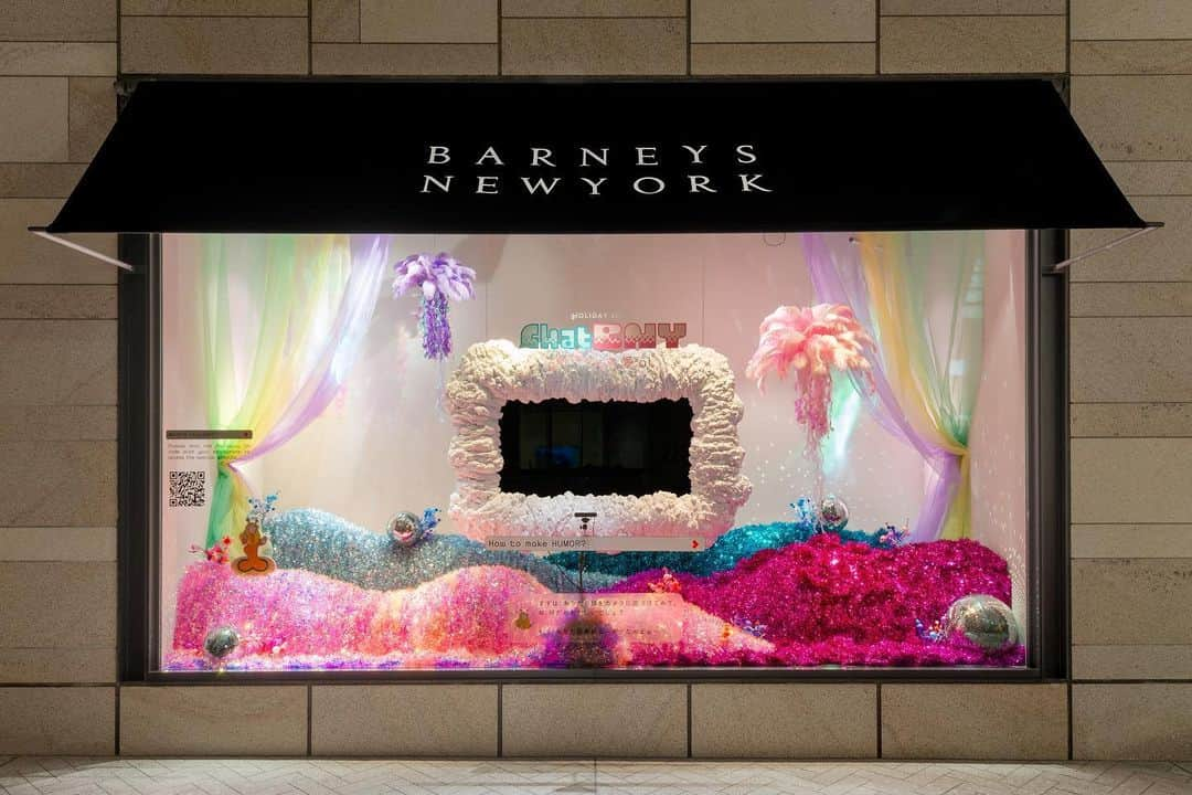 BARNEYS NEW YORKのインスタグラム：「ただいま展開中のウィンドウディスプレイをご紹介します。”TASTE, LUXURY, HUMOR.”なディスプレイをご覧いただき、バーニーズ　ニューヨークでのショッピングをお楽しみください。  （写真1〜3枚目） HOLIDAY 2023 Chat BNY / HUMOR at 銀座本店  （写真4〜6枚目） HOLIDAY 2023 Chat BNY / HEART at 銀座本店  （写真7・8枚目） HOLIDAY 2023 Chat BNY / HUMANITY at 横浜店  （写真9・10枚目） HOLIDAY 2023 Chat BNY / HEAT at 六本木店  #windowdisplay #holiday #barneysnewyork #ウィンドウディスプレイ #ホリデー #バーニーズニューヨーク」