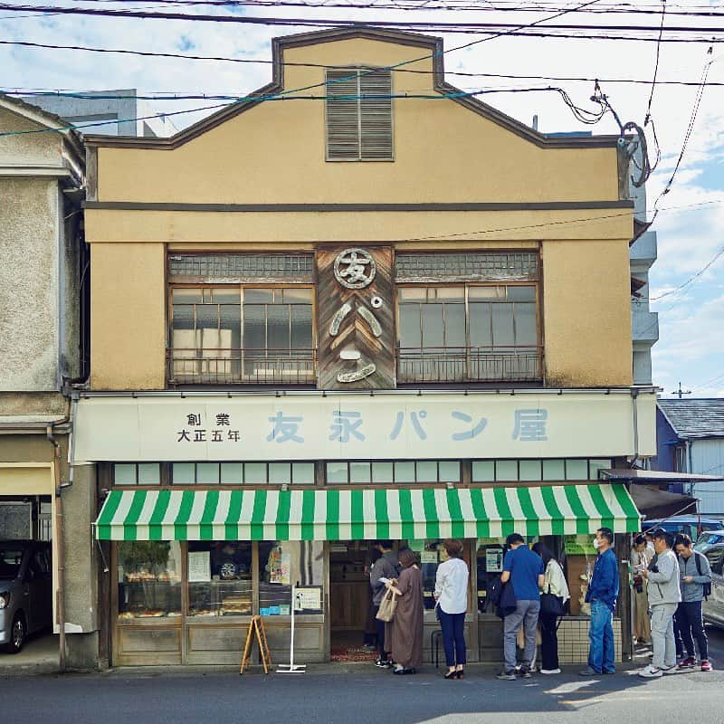 ブルータスさんのインスタグラム写真 - (ブルータスInstagram)「小さな酒場が徒歩圏内に密集する大分・別府の街。サンセバスチャン級のホッピング天国で、外湯&酒湯巡りを。  老舗のベーカリーや地元民に愛されるおでん屋さん、満州の味を継ぐ餃子屋、果物やスパイスが生かされた自家製キムチを味わえる酒店まで。古東西のフードカルチャーが混在する別府温泉の今をご紹介。  街の共同温泉「ジモ泉」で、地元の人たちと湯を分かち合った後に一緒に乾杯なんていかが？  Photo：Yoichi Nagano  BRUTUS最新号「おいしい、温泉。」は12月1日発売。 @brutusmag  #BRUTUS #ブルータス #雑誌 #温泉 #酒 #料理 #別府 #大分 #ベーカリー #キムチ #おでん #onsen #magazine」12月1日 12時38分 - brutusmag