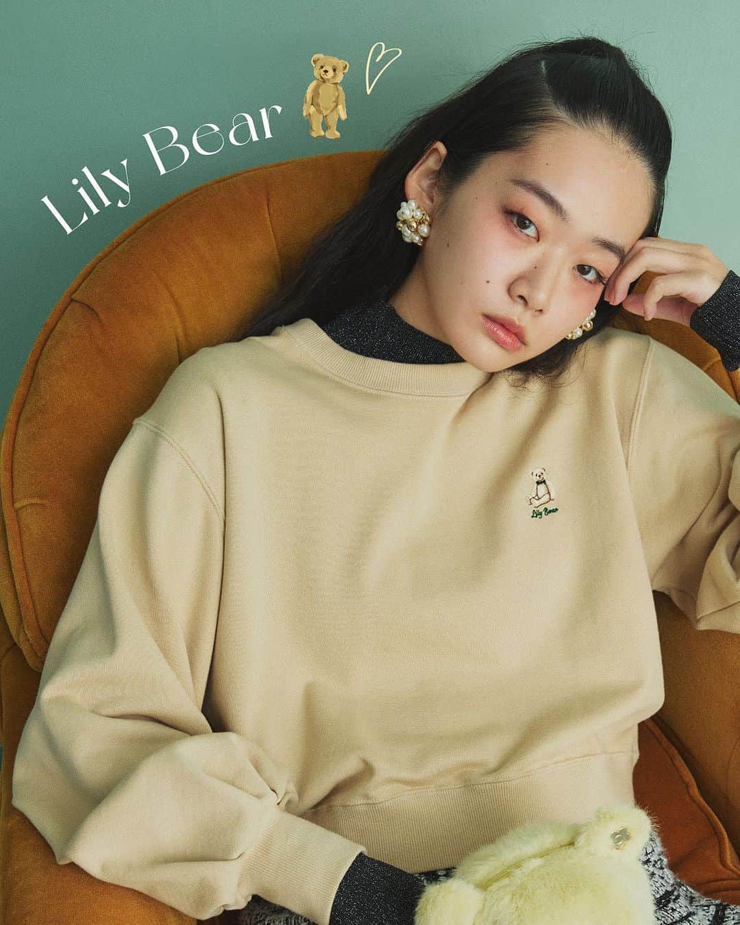 Lily Brownのインスタグラム：「.  Happy Lily Bear’s Day！ 人気のリリーベアスウェットに新色が登場🧸♡  Lily Bearスウェット price ¥10,450（tax in） color BEG,RED size フリー  ・全国直営店舗 ・オフィシャルオンラインストア ・MASH STORE  ・USAGI ONLINE にて好評発売中♡  #lilybrown #リリーブラウン #vintage #vintagefeature #wintercollection #店頭入荷中 #LilyBear #リリーベア」