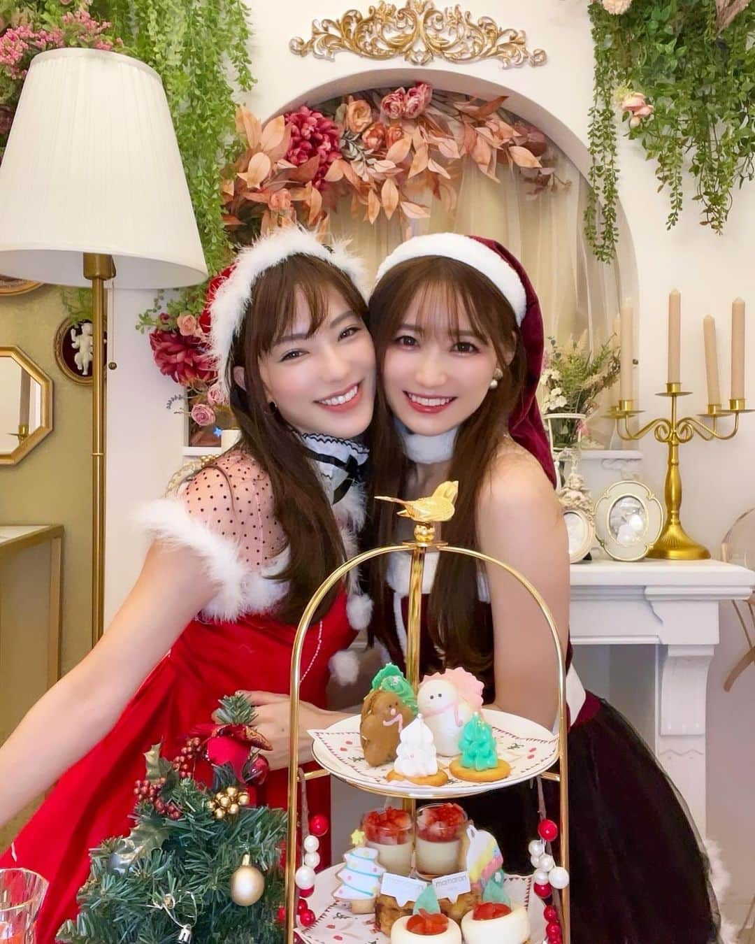 小越しほみのインスタグラム：「ほっしーと @mamaron_party でクリパ🎅🏻  お城みたいな内装もXmasなアフヌンも可愛すぎた✨  個室だから着替えもできるし女子会によき🥰  明日のワロップTV特番のステチュ公開収録でも 私たちはサンタになるので会いに来てね🫶🏻  現地に来れない方はオンライン観覧もぜひ🤍  .  .  #mamaronparty #ママロンパーティー #新宿カフェ #新宿ランチ #新宿グルメ #新宿御苑前グルメ #新宿御苑前ランチ #新宿御苑前カフェ #新宿御苑前 #新宿 #アフヌン #アフヌン巡り #アフヌン女子 #アフタヌーンティー #アフタヌーンティー巡り #ヌン活 #サンタコス #christmas #クリパ #クリスマス #クリスマスパーティー #クリスマス料理 #クリスマスアフタヌーンティー #クリスマスアフヌン #xmas #コスプレ #サンタコスプレ #オゴコスプレ #女子会 #クリスマス女子会」