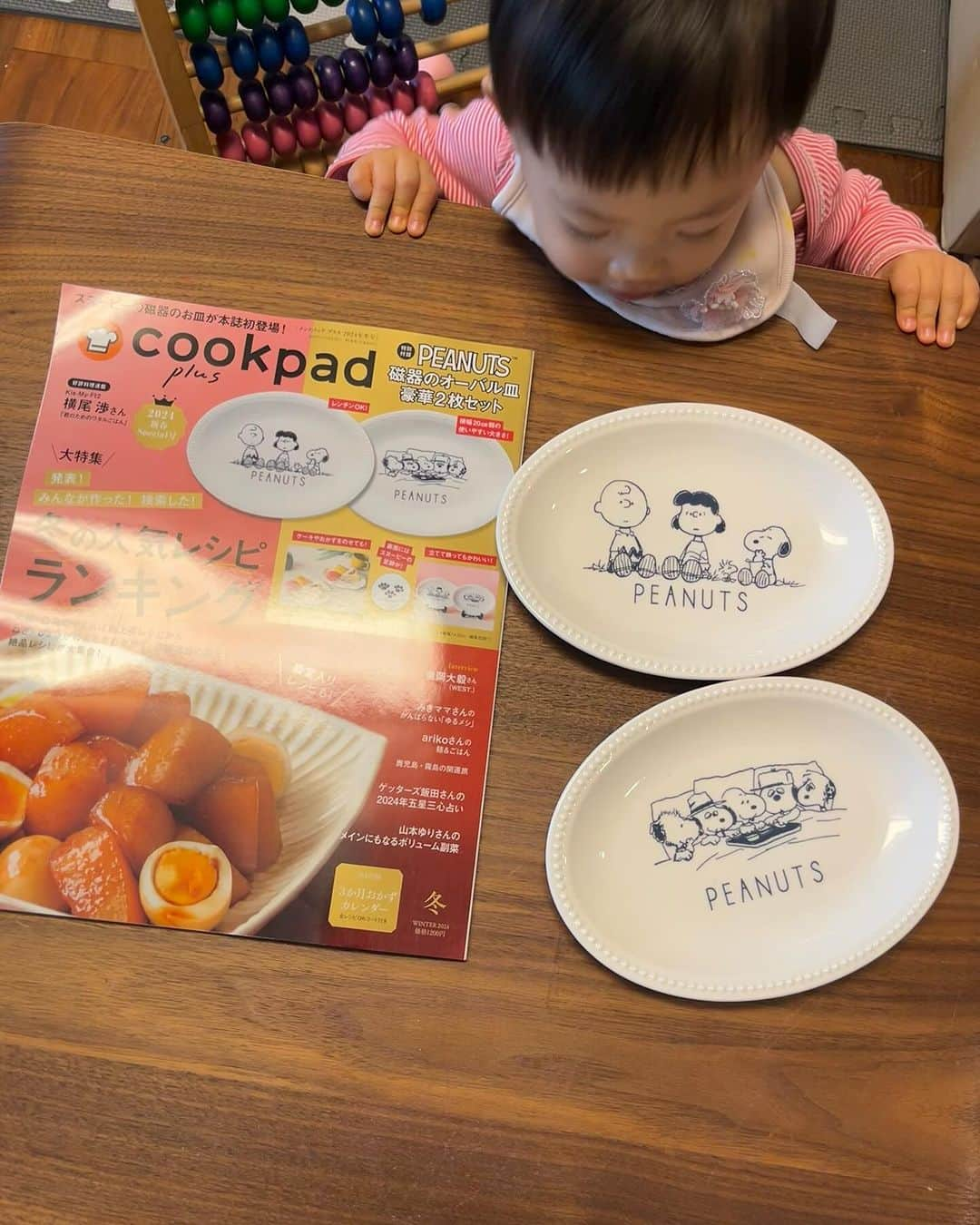 肘井美佳さんのインスタグラム写真 - (肘井美佳Instagram)「Children would be delighted with these cute plates!  クックパッド2024年冬号が発売に！ （ご指摘ありがとうございました）  私またモデルとして登場しております。 大容量のムーミンバッグかわいい！ 本当に大きくて、1歳の子を入れてみたくなった…  もう一つの付録はこれまた可愛いスヌーピーのお皿！ これまたシンプルで使いやすそう 写真を撮ろうとしたら邪魔が入ったのでそのまま使います笑  クックパッドの付録の食器はいつも２つセットなので、子どもたちが喜んでいます。そして、それをみて私が喜ぶ😊  鍋や白菜を使ったレシピなど冬に嬉しい内容盛りだくさん！ 皆様もぜひお手に取ってみてくださいませ  #magazine #cookpadplus  #moomin #peanuts #クックパッドプラス #冬号 #ムーミン #スヌーピー #12月になったね #今度の旅行に持っていこう #オトートさんの宿命 #オネーさんのおさがりの赤とかピンクとか多め」12月1日 12時31分 - mikahijii