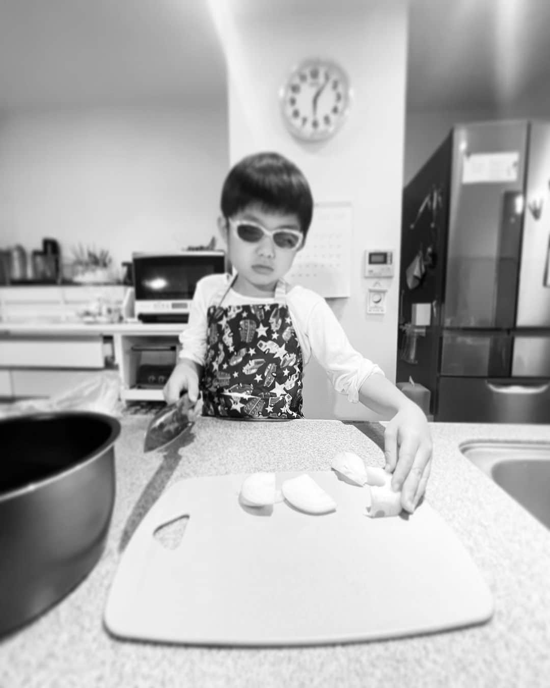 AZUSAのインスタグラム：「昨日は息子カレーの日でした。電子調理器なので火を使わず、放っておいても怖くない。放っておいたらいつのにかサングラスかけてて。まな板を見ると、、玉ねぎが！なるほどね。工夫とアイデア！」