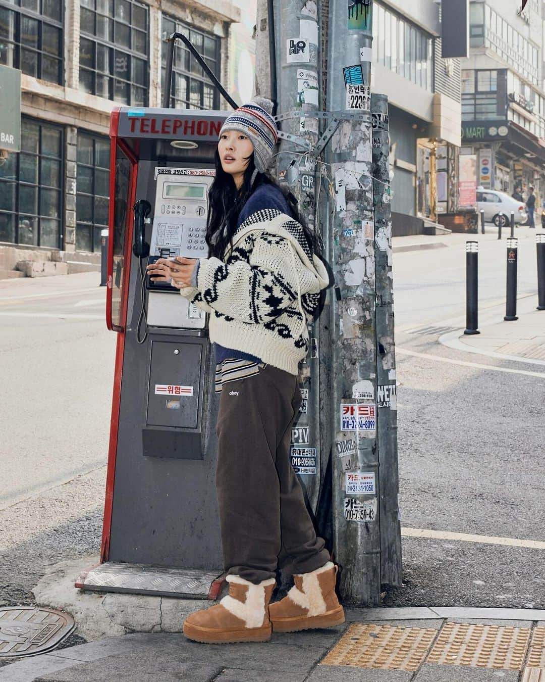 I.T IS INSPIRATIONのインスタグラム：「Upgrade your winter style with the UGG AW23 Collection. Explore more at I.T stores.   MODEL | Sechan Yoon @nahcesnooy  Yujin Hong @hongyujine PHOTOGRAPHER | Junhee Jang @91jh VIDEOGRAPHER | Gabeen Lee @newbeans_ EDITOR | Jeongwon Park @p.a.r.d.e.n HAIR & MAKE UP | Jaehyun Suh @suho2o3  #ITHK #ITeSHOP #UGG」