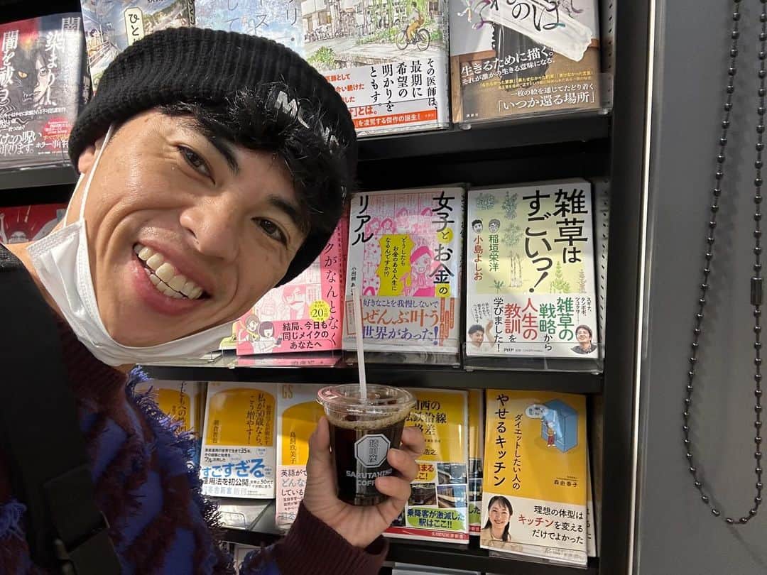 小島よしおのインスタグラム：「東京駅　新幹線南乗り換え口近くにある 「BOOK COMPASS」さんが 置いてくれています🤩 東京駅からの旅のお供に是非！ #雑草はすごいっ！」