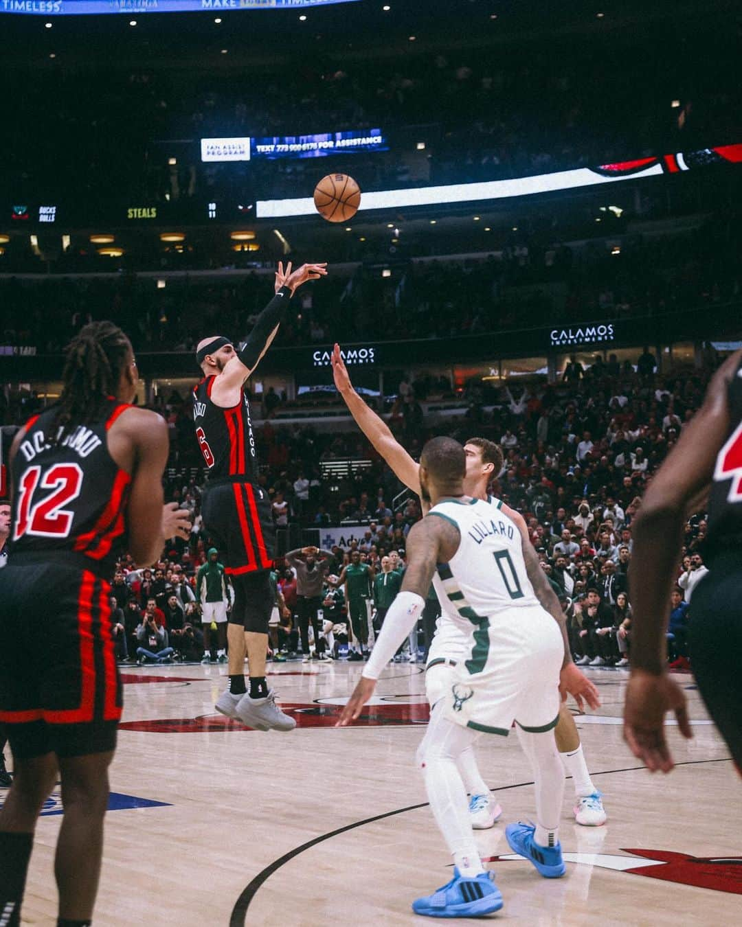 Chicago Bullsさんのインスタグラム写真 - (Chicago BullsInstagram)「ALEX CARUSO THREE AT THE BUZZER FOR OVERTIME.」12月1日 12時48分 - chicagobulls