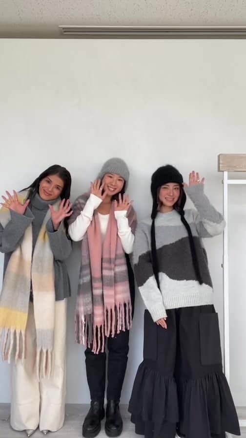 ALEXIA STAMのインスタグラム：「12/1(Fri) 19:00から発売の新商品✨  Knit Ear Flap Cap ∟ アンゴラニット特有の温かみを感じるフライトデザインのニット帽🧶 コーディネートの幅が広がります。  Plaid Scarf  ∟ Yellow , Pink , Brownの3色展開になっていて、それぞれ雰囲気が全く違います。長めなので様々な巻き方ができます🤎」