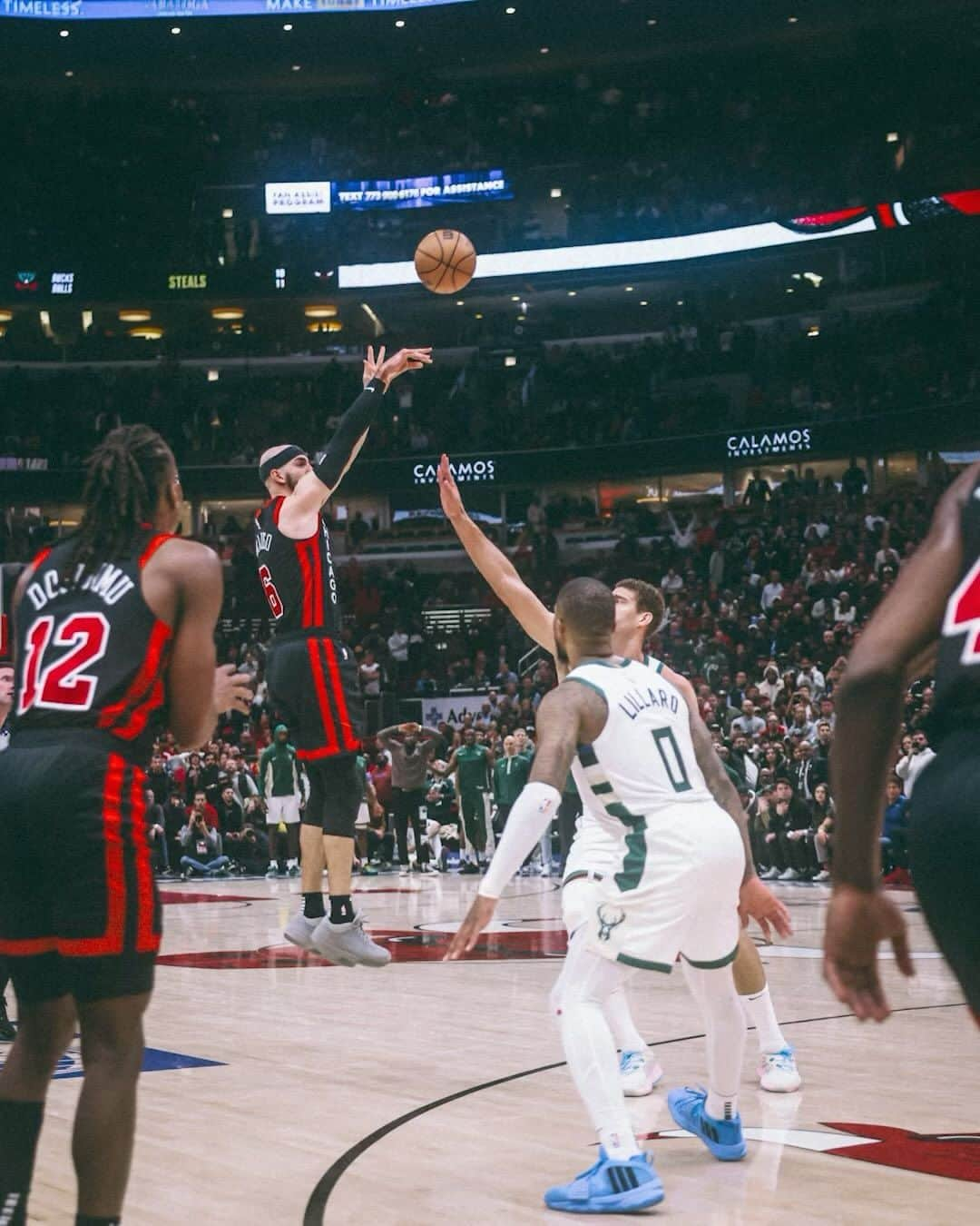 Chicago Bullsのインスタグラム：「ALEX CARUSO THREE AT THE BUZZER FOR OVERTIME.」