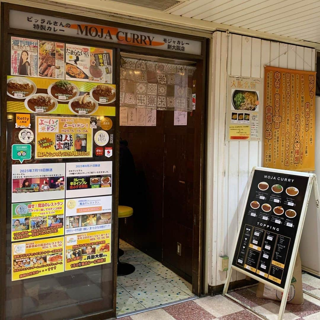 くろさんのインスタグラム写真 - (くろInstagram)「カツカレー🍛1,000円 1,050円だけどライス小にしたので-50円  ひさびさの大阪出張で新大阪駅味の小路にある食べログ百名店のMOJA CURRYにて🍛  11時の開店2分前に到着して4人目でした。  カウンターだけのお店で7個のイスがあったけど動かせるイスなのでMax6人ぐらい。  カツは揚げたてなので他のメニューより時間かかる系だそうですが8分ぐらいで提供。 辛いのが売りらしいけどはじめてなのでノーマルでオーダーしたから普通な感じでしたw 福神漬けは入れ放題ですww ってか、福神漬けのこの量だと課金されたら軽く100円オーバーですなwww←お家カレーではもったいないのでこんなにトッピングできないっすw  #MOJACURRY #モジャカレー #モジャカレー新大阪店 #カツカレー #新大阪味の小路 #新大阪駅味の小路  #新大阪ランチ #新大阪グルメ #新大阪カレー #食べログ百名店 #食べログ百名店2023 #食べログ百名店カレー #くろ呑み喰い」12月1日 12時48分 - m6bmw