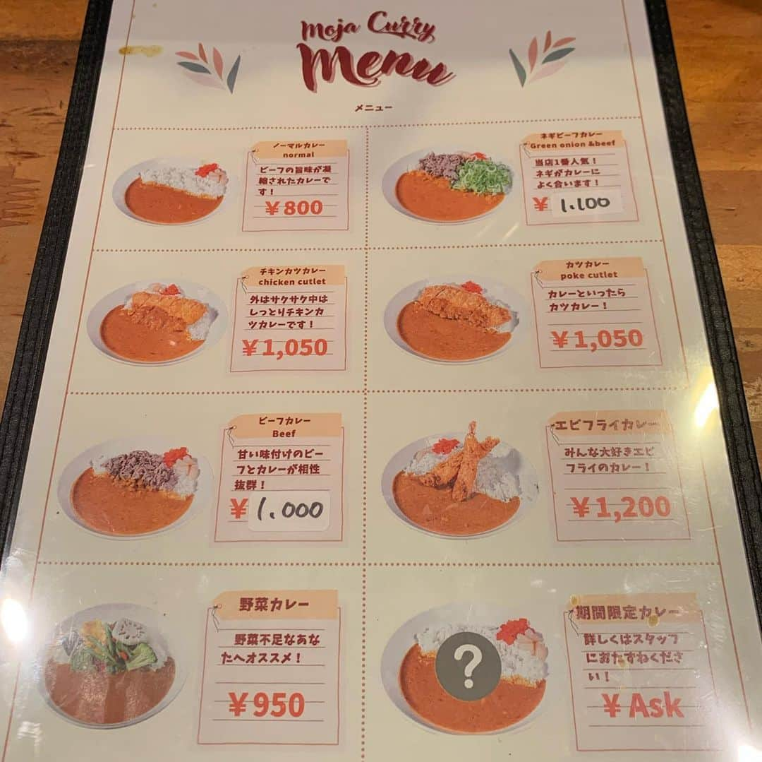 くろさんのインスタグラム写真 - (くろInstagram)「カツカレー🍛1,000円 1,050円だけどライス小にしたので-50円  ひさびさの大阪出張で新大阪駅味の小路にある食べログ百名店のMOJA CURRYにて🍛  11時の開店2分前に到着して4人目でした。  カウンターだけのお店で7個のイスがあったけど動かせるイスなのでMax6人ぐらい。  カツは揚げたてなので他のメニューより時間かかる系だそうですが8分ぐらいで提供。 辛いのが売りらしいけどはじめてなのでノーマルでオーダーしたから普通な感じでしたw 福神漬けは入れ放題ですww ってか、福神漬けのこの量だと課金されたら軽く100円オーバーですなwww←お家カレーではもったいないのでこんなにトッピングできないっすw  #MOJACURRY #モジャカレー #モジャカレー新大阪店 #カツカレー #新大阪味の小路 #新大阪駅味の小路  #新大阪ランチ #新大阪グルメ #新大阪カレー #食べログ百名店 #食べログ百名店2023 #食べログ百名店カレー #くろ呑み喰い」12月1日 12時48分 - m6bmw