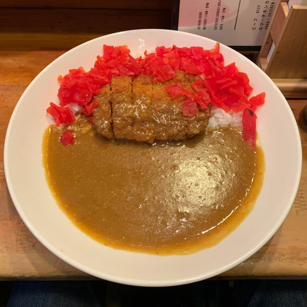 くろのインスタグラム：「カツカレー🍛1,000円 1,050円だけどライス小にしたので-50円  ひさびさの大阪出張で新大阪駅味の小路にある食べログ百名店のMOJA CURRYにて🍛  11時の開店2分前に到着して4人目でした。  カウンターだけのお店で7個のイスがあったけど動かせるイスなのでMax6人ぐらい。  カツは揚げたてなので他のメニューより時間かかる系だそうですが8分ぐらいで提供。 辛いのが売りらしいけどはじめてなのでノーマルでオーダーしたから普通な感じでしたw 福神漬けは入れ放題ですww ってか、福神漬けのこの量だと課金されたら軽く100円オーバーですなwww←お家カレーではもったいないのでこんなにトッピングできないっすw  #MOJACURRY #モジャカレー #モジャカレー新大阪店 #カツカレー #新大阪味の小路 #新大阪駅味の小路  #新大阪ランチ #新大阪グルメ #新大阪カレー #食べログ百名店 #食べログ百名店2023 #食べログ百名店カレー #くろ呑み喰い」