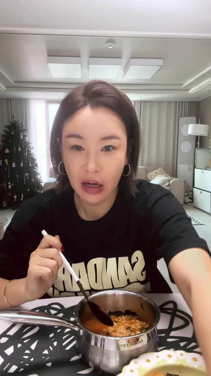ペ・ユンジョンのインスタグラム：「너구리 좋아요」