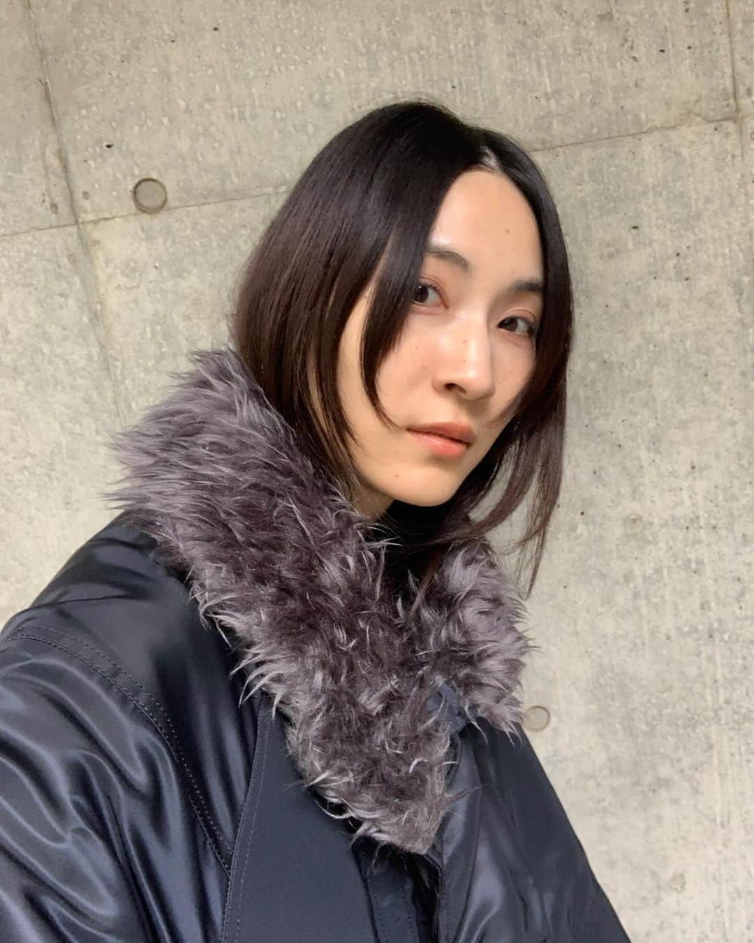 護あさなのインスタグラム：「. 寝癖が強い💪  上の毛髪立ち上がってる😂 ぜんっぜん直らないから今日はこれでいいや。  寒くてダウンジャケット出した。 今年も後一ヶ月、風邪ひかないようにようにね〜✌️」