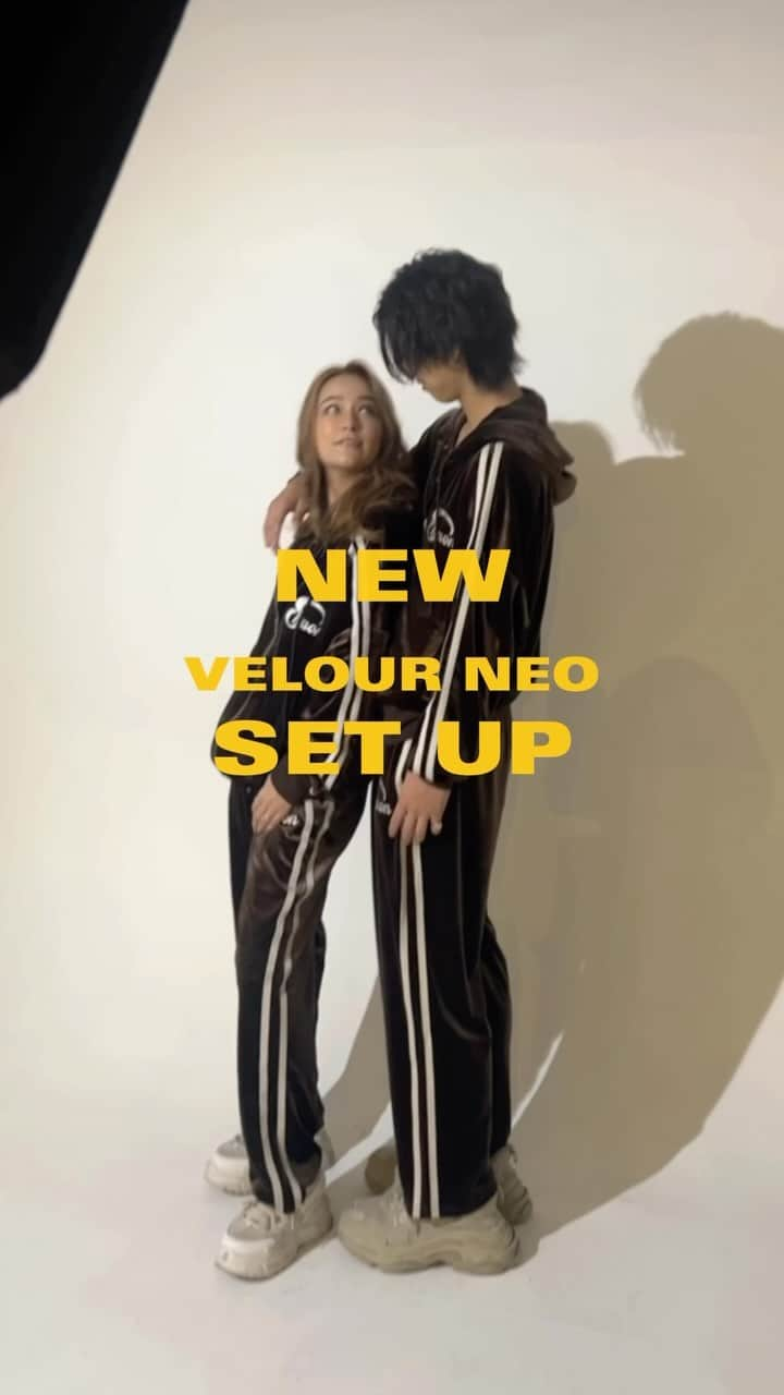 和栗汐里のインスタグラム：「【NEW COLLECTIONS!!!】  本日12/1 20:00〜発売START❤️‍🔥  VELOUR NEO SET UP！！  SHAONの厚底と相性○ ベロア素材のセットアップが登場！  NEW SHAON ロゴがポイントの ベロアセットアップは サイズ感にもこだわっており スタイルがよく見えるセットアップです。  ベロアの光沢感が見る角度によって雰囲気を変え 鮮やかでもあり、クールな要素をプラスしてくれます。  生地にもこだわっておりサラリとした触り心地と しなやかなシルエットが上品さを引き立てます。   ベロア素材は、肌に優しくフィットし、 暖かさもキープしてくれます。  友達や恋人とペアルックやリンクコーデもおすすめです。 動きやすいので自宅でのリラックスタイムや、 おでかけ、フライトコーデ、特別なイベントにも ぴったりのセットアップです。  発色の良さと品質の良さで、長く愛用していただけます。   カラーは全部で4種類🖤🤎💜🩵 BLACKとBROWNのセットアップは、 大人っぽく落ち着いた印象を与え クールに決まるカラーです。 PURPLEとBLUEのセットアップは 色鮮やかでインパクト間違い無し。 顔色も明るく見え表情までもきれいに見えます。   セットアップでコーディネートが完成するので、 簡単におしゃれを楽しめます。   あなたの魅力を引き立てる一着として、 ぜひお手元にお届けいたします。  このセットアップがあなたの新たなお気に入りとなり、 あなたの毎日を特別なものになりますように。  ぜひ、お試しください☆  ※セットのみでの販売となります。  ※サイズは、FREE SIZEで以下の寸法となります。 ▼ZIP VELOUR NEO HOODIE 肩幅74cm 着丈65cm 身幅76cm 袖丈55cm  ▼VELOUR NEO PANTS ウエスト34cm 総丈101cm 股上32cm 股下69cm わたり36cm  MODEL BOY 178cm GIRL 161cm  #shaon #新作発売 #ベロアセットアップ #セトア #ベロア #スタイルアップ #ペアルック #リンクコーデ」