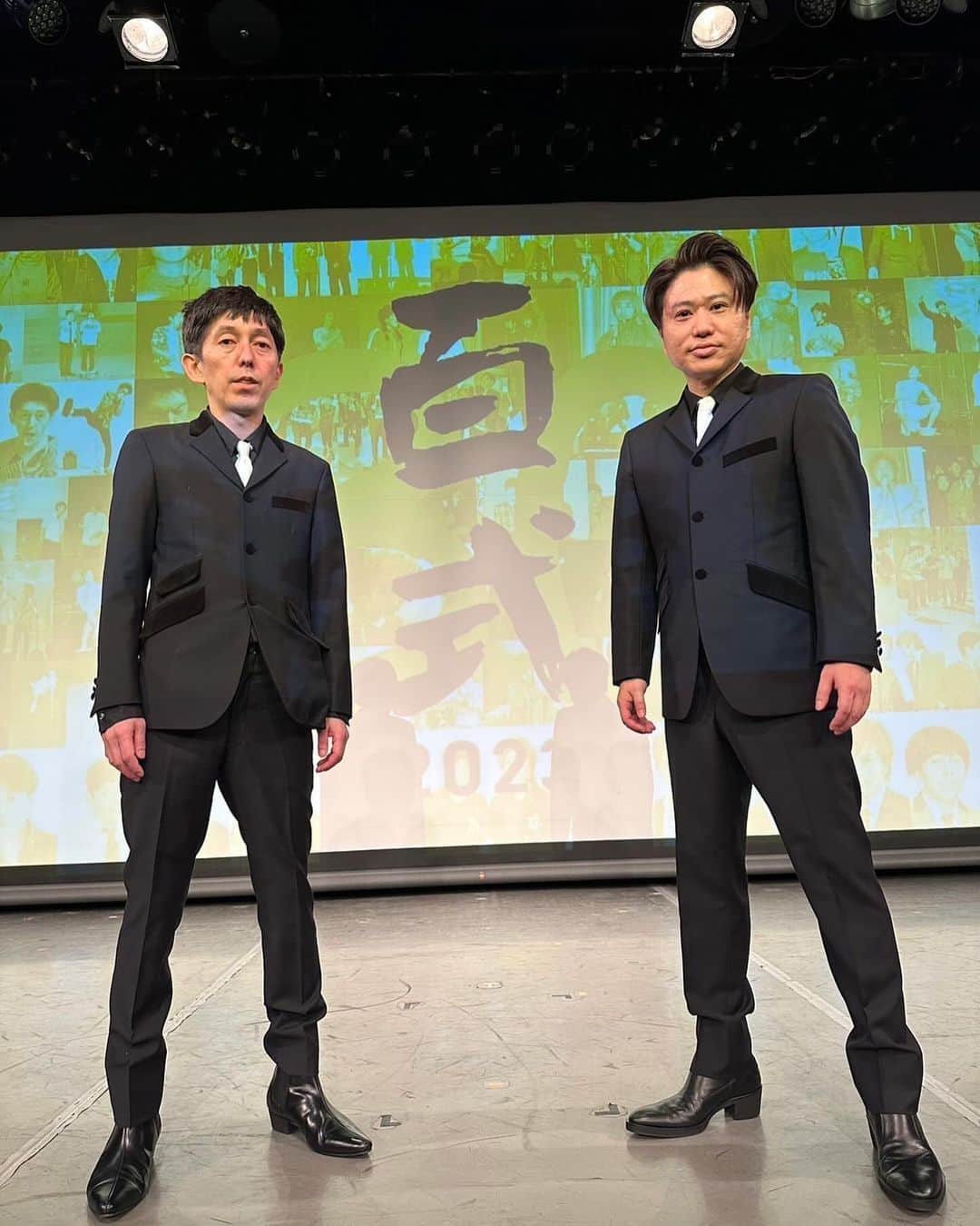 野々村友紀子のインスタグラム：「2丁拳銃30周年記念イベント【百式】たくさんの皆様にお越しいただき、本当にありがとうございました😭  満席の舞台でやる漫才は格別だったと思います。 30年間、たくさんの人を笑わせてきた2丁拳銃、漫才にこだわって追求し続ける夫を尊敬し誇りに思います。  漫才師はカッコ良いなあ🌹  これからも目から血出るくらいおもろいこと考えて頑張って！より多くの皆様に知ってもらえますように。  そしてお越しいただいただいた皆様や遠方より応援いただいた皆様からたくさんのお花や差し入れをいただきまして、心より感謝いたします😭  【ぽかぽか】様、【ENGEIグランドスラム】様、 森田まさのり先生、阪神タイガースOBの川尻様、 その他、お花をいただきました皆様！ お陰様で会場がとても華やかになりました💐 お心遣いどうもありがとうございました！  スタッフの皆様もマネージャーの皆様もお疲れ様でした！ いろんな準備やSNSでの100日間の漫才切り抜き発信、本当にありがとうございました😭  またファンの皆様のバルーンなども載せますね！」