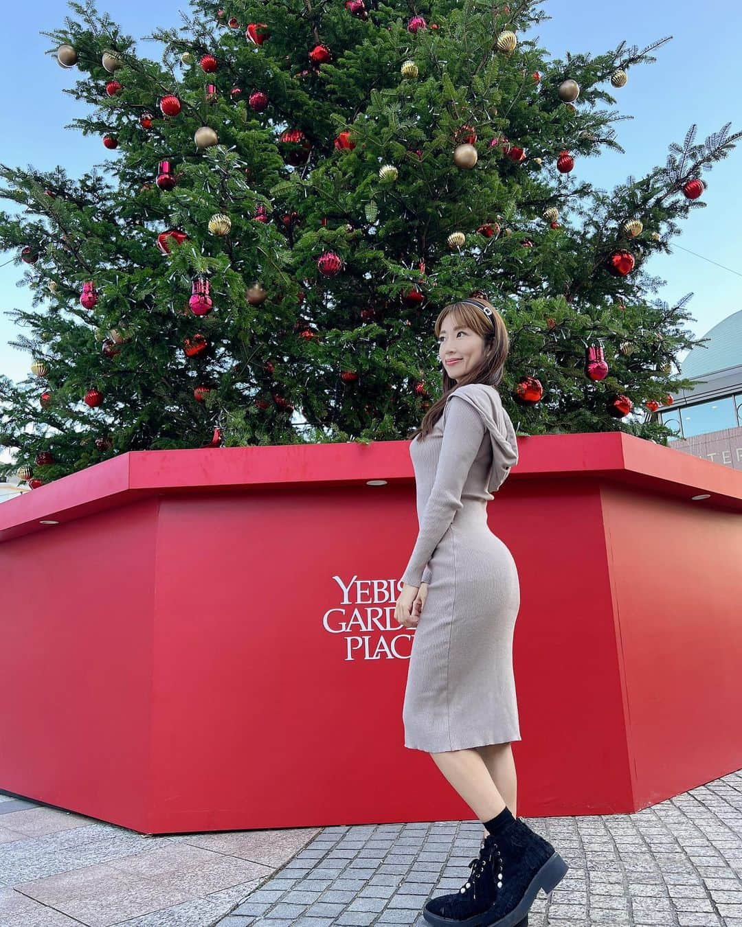 庄司ゆうこさんのインスタグラム写真 - (庄司ゆうこInstagram)「最近の私服コーデ❣️ 今年は11月でも暖かい日が多かったから縦ボーダーの羽織りがちょうどよかった☺️ 中に着てるニットワンピもフード付いていてお気に入り✨ 白のニットワンピも全部 @shein_japan です😆 安くて可愛いくて生地もしっかりしていて最高🥺🧡 そして毎年恒例恵比寿ガーデンプレイスとウェスティンはクリスマスツリーが飾られているよー🥰 今年もあと少しで終わっちゃう🥺 #私服#私服コーデ#恵比寿ガーデンプレイス#クリスマスツリー#クリスマス#shein購入品#shein #今年もあと少し」12月1日 12時53分 - yuko.shoji