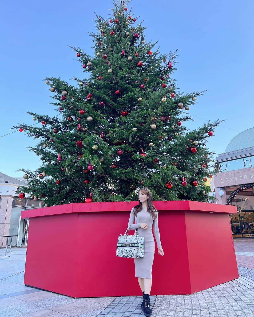 庄司ゆうこさんのインスタグラム写真 - (庄司ゆうこInstagram)「最近の私服コーデ❣️ 今年は11月でも暖かい日が多かったから縦ボーダーの羽織りがちょうどよかった☺️ 中に着てるニットワンピもフード付いていてお気に入り✨ 白のニットワンピも全部 @shein_japan です😆 安くて可愛いくて生地もしっかりしていて最高🥺🧡 そして毎年恒例恵比寿ガーデンプレイスとウェスティンはクリスマスツリーが飾られているよー🥰 今年もあと少しで終わっちゃう🥺 #私服#私服コーデ#恵比寿ガーデンプレイス#クリスマスツリー#クリスマス#shein購入品#shein #今年もあと少し」12月1日 12時53分 - yuko.shoji