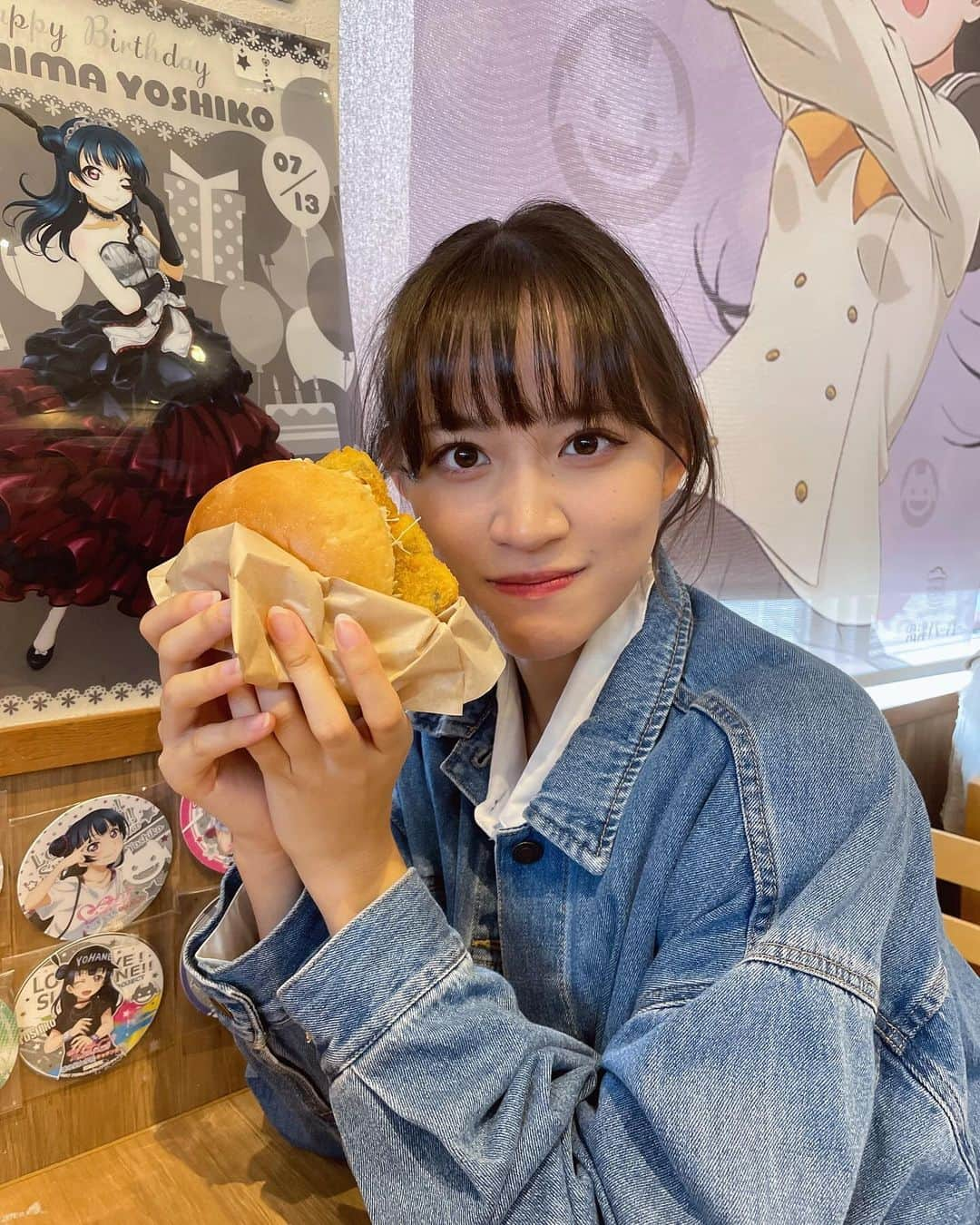 下口ひななさんのインスタグラム写真 - (下口ひななInstagram)「沼津バーガー🍔 ⁡ ⁡ ⁡ ⁡ 何回か行ったことあるけど深海魚バーガーはちょっと怖くて(怖くて)食べれなかったのでさほさんに見守られながら食べれました😘 ⁡ 白身魚のフライっぽくてとても美味しかった ⁡ また食べたい！！！わ！ ⁡ 顔より大きい！やりたかったけど自分の顔がでかいので残念‼️ ⁡ #沼津バーガー #深海魚バーガー #深海魚 #沼津 #沼津グルメ」12月1日 12時53分 - shimoguchi__177