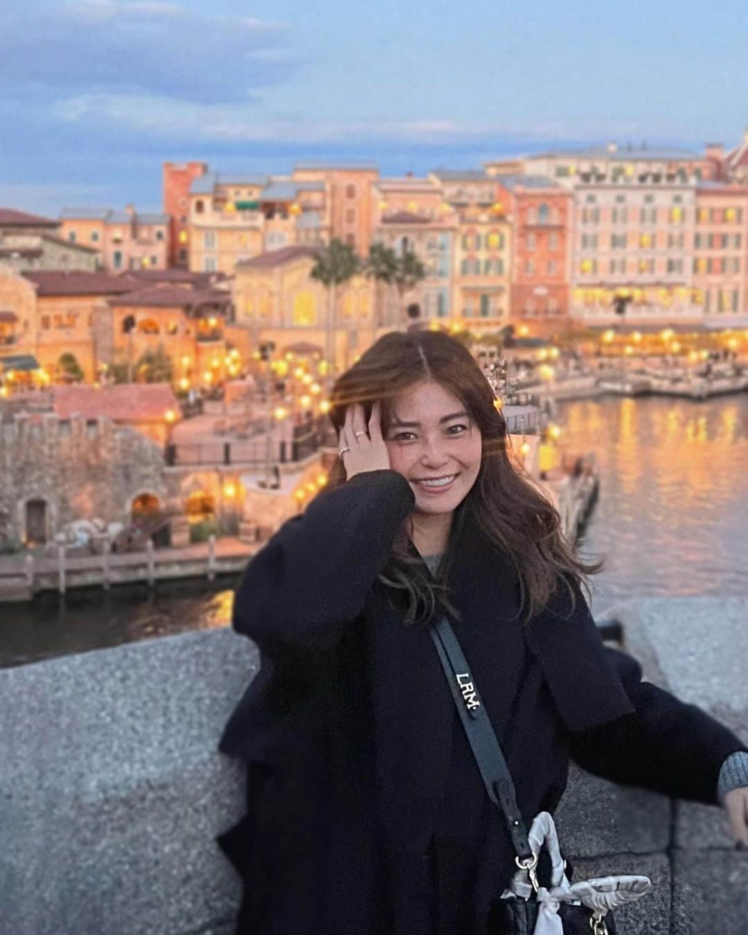 manaのインスタグラム：「クリスマスシーズンのディズニーが1番すきかも🤍🎄」