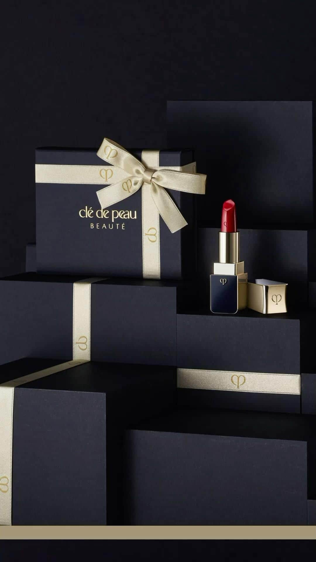 Clé de Peau Beauté Officialのインスタグラム：「Embrace the spirit of giving this festive season with our enchanting and festive packaging. Beautifully wrapped and adorned, these are more than just presents – they’re expressions of love and self-care. Beyond the luxurious products nestled within, these gifts encourage your loved ones to pamper themselves, relax and unwind 🎁  ホリデーシーズンは、特別なパッケージでお祝いの気持ちを盛り上げましょう。 華やかにラッピングされたギフトは、自分自身への特別なご褒美にもおすすめです🎁」