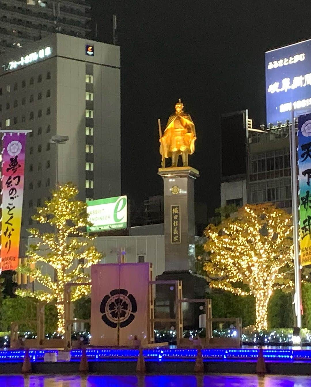 荒木巴さんのインスタグラム写真 - (荒木巴Instagram)「岐阜県大垣市で雑技＆変面魔術ショーでした。 ご覧いただいた皆様、ありがとうございました。  #岐阜  #大垣  #変面  #変面ショー  #雑技  #中国雑技  #女性マジシャン  #荒木巴  #イリュージョン」12月1日 12時57分 - tomoearaki