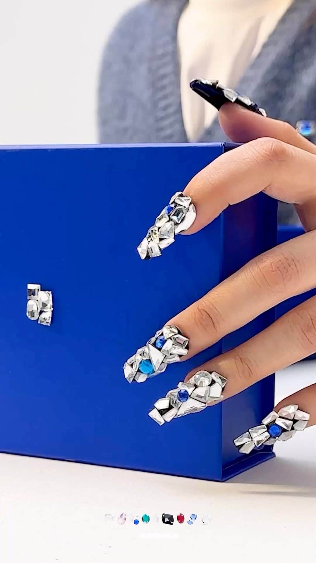 ADER errorのインスタグラム：「crystals from Swarovski®  The ‘For All Gemma’ capsule collection, created by re-editing Swarovski crystals in ADER’s unique way, is presented in three categories, including apparel, headwear, and jewelry.   The special package will be given to all customers who purchase the collection both On/Offline until stocks run out.   스와로브스키의 크리스탈을 아더에러만의 방식으로 재편집하여 탄생한 ‘For All Gemma’ 캡슐 컬렉션은 어패럴, 헤드웨어 그리고 주얼리까지 총 세 가지 카테고리로 선보입니다.   홀리데이 시즌을 맞이하여 찬란하게 탄생된 스페셜 패키지는 온/오프라인 재고 소진 시 까지 모든 구매 고객에게 증정 됩니다.   Availavle On/Offline Store.   #ForAllGemma  #ADERCapsuleCollection」