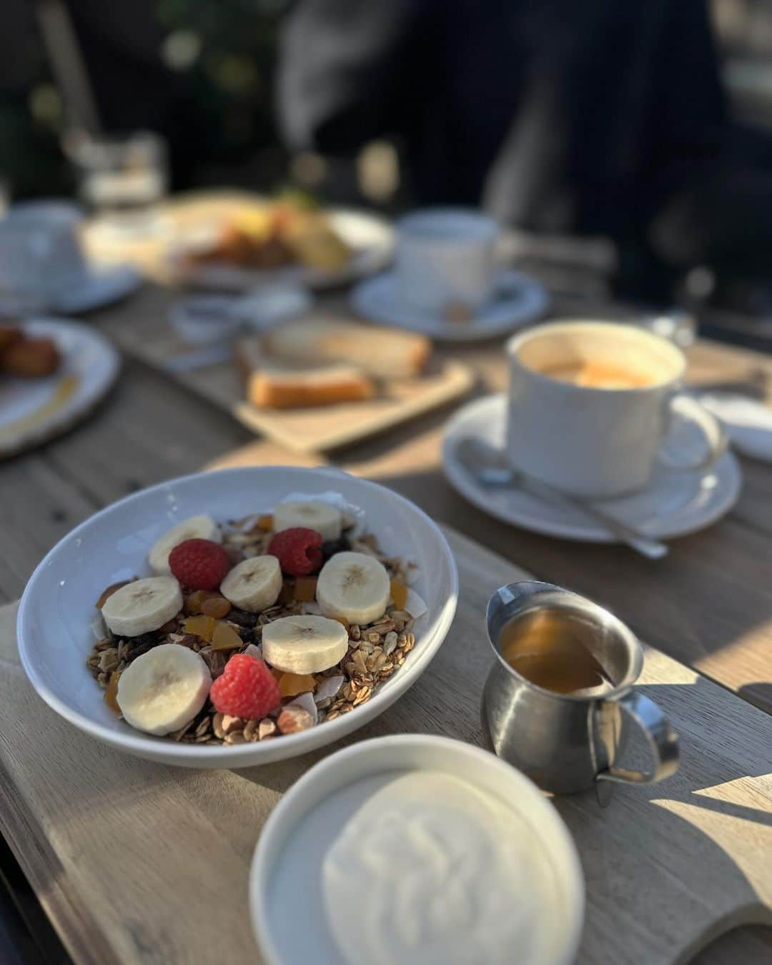 shizuka.watanabeさんのインスタグラム写真 - (shizuka.watanabeInstagram)「ヨーグルトグラノーラでブランチ🥣 この時期のテラスは気持ちが良いよね〜♡  ニットは　@mardi_mercredi_japan 🧶  韓国で買ってきたやつー！ ダックスが描かれているんだよ♡♡♡ （↑手が邪魔で見えてない☺︎）  犬好きにはたまらないわ〜♪  #mardi #mardimercredi #ivyplace #daikanyama  #代官山ランチ　#代官山　#30代コーデ #30代」12月1日 4時05分 - shizuka.watanabe