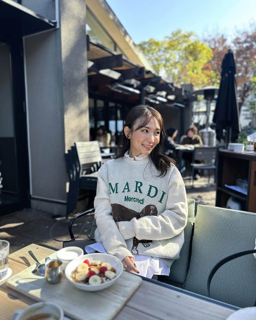 shizuka.watanabeのインスタグラム：「ヨーグルトグラノーラでブランチ🥣 この時期のテラスは気持ちが良いよね〜♡  ニットは　@mardi_mercredi_japan 🧶  韓国で買ってきたやつー！ ダックスが描かれているんだよ♡♡♡ （↑手が邪魔で見えてない☺︎）  犬好きにはたまらないわ〜♪  #mardi #mardimercredi #ivyplace #daikanyama  #代官山ランチ　#代官山　#30代コーデ #30代」