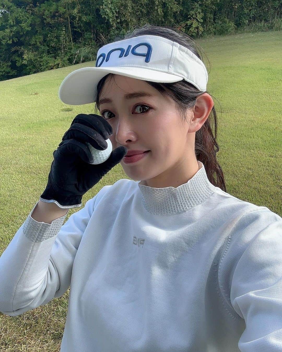 高野桃子さんのインスタグラム写真 - (高野桃子Instagram)「本当にはじめてよかった趣味🏌️‍♀️♡  今年載せきれないくらいたくさん行けたーー！ 仲間も増えて一緒にラウンドしてくれた方々ありがとうございました〜ん！みんなからいろんな事ちょっとずつ教わって、取り入れて、レッスン行ってないけどすこしは形になってきた‼︎？なにより太陽と青空の下で動くのが大好きだわって毎回思った ゴルフウェアは春夏、秋冬、それぞれ１着しかもってないのでいつも同じです笑 #ゴルフ」12月1日 4時08分 - takano_sd