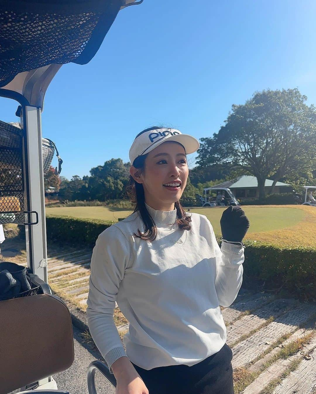 高野桃子さんのインスタグラム写真 - (高野桃子Instagram)「本当にはじめてよかった趣味🏌️‍♀️♡  今年載せきれないくらいたくさん行けたーー！ 仲間も増えて一緒にラウンドしてくれた方々ありがとうございました〜ん！みんなからいろんな事ちょっとずつ教わって、取り入れて、レッスン行ってないけどすこしは形になってきた‼︎？なにより太陽と青空の下で動くのが大好きだわって毎回思った ゴルフウェアは春夏、秋冬、それぞれ１着しかもってないのでいつも同じです笑 #ゴルフ」12月1日 4時08分 - takano_sd