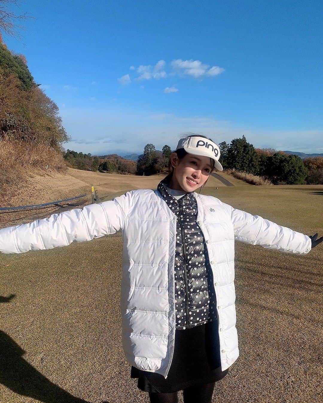 高野桃子さんのインスタグラム写真 - (高野桃子Instagram)「本当にはじめてよかった趣味🏌️‍♀️♡  今年載せきれないくらいたくさん行けたーー！ 仲間も増えて一緒にラウンドしてくれた方々ありがとうございました〜ん！みんなからいろんな事ちょっとずつ教わって、取り入れて、レッスン行ってないけどすこしは形になってきた‼︎？なにより太陽と青空の下で動くのが大好きだわって毎回思った ゴルフウェアは春夏、秋冬、それぞれ１着しかもってないのでいつも同じです笑 #ゴルフ」12月1日 4時08分 - takano_sd