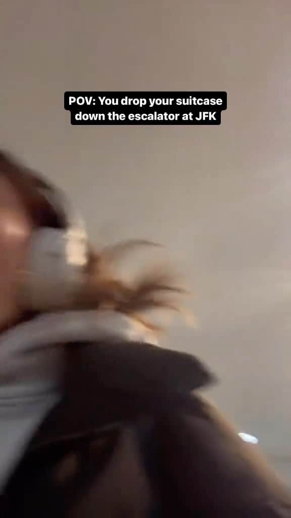アメリカ運輸保安局のインスタグラム：「Well, that escalated quickly…  It’s also why you can’t trust stairs, they’re always up to something. Have you ever lost your grip on an item at the airport? If it never came back to you, it could have slid its way into lost and found.  You can get a handle on tracking down your item(s) through the link in our bio. It won’t let you down!  #Airport #Escalator  Video by @emmachodubski」
