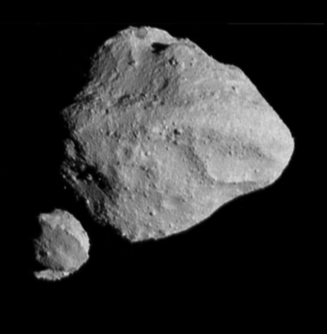 ブライアン・メイさんのインスタグラム写真 - (ブライアン・メイInstagram)「This is the first ever high resolution 3-D image of the tiny Dinkinesh asteroid system.  Published today BY NASA. Made by May/Manzoni from data collected by the LUCY spacecraft as it recently flew past Dinkinesh at 10,000 miles per hour.  The two images used to make this stereo were captured only a few seconds apart, as the spacecraft zoomed by, on its journey to visit the Trojans - bunch of asteroids way out in the orbit of Jupiter.  Notice that only in the stereo version is it apparent that the smaller body - now named Selam - itself made up of two smaller asteroids - a contact binary’. This was all an amazing revelation when the data came in.  For the full story visit the NASA website.  Enjoy ! 💥💥💥💥I’ll post on my Stories sideways so you can get a closer look in stereo if you have your OWL viewer handy.  Proud to have NASA choose this image for their official Press release.  My special thanks to LUCY mission PI (boss) Hal Levison for appointing me a collaborator - and thanks to the entire team for making me feel welcome.  Bri」12月1日 4時20分 - brianmayforreal