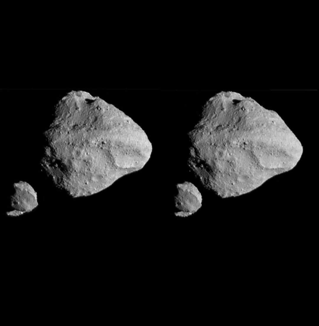 ブライアン・メイさんのインスタグラム写真 - (ブライアン・メイInstagram)「This is the first ever high resolution 3-D image of the tiny Dinkinesh asteroid system.  Published today BY NASA. Made by May/Manzoni from data collected by the LUCY spacecraft as it recently flew past Dinkinesh at 10,000 miles per hour.  The two images used to make this stereo were captured only a few seconds apart, as the spacecraft zoomed by, on its journey to visit the Trojans - bunch of asteroids way out in the orbit of Jupiter.  Notice that only in the stereo version is it apparent that the smaller body - now named Selam - itself made up of two smaller asteroids - a contact binary’. This was all an amazing revelation when the data came in.  For the full story visit the NASA website.  Enjoy ! 💥💥💥💥I’ll post on my Stories sideways so you can get a closer look in stereo if you have your OWL viewer handy.  Proud to have NASA choose this image for their official Press release.  My special thanks to LUCY mission PI (boss) Hal Levison for appointing me a collaborator - and thanks to the entire team for making me feel welcome.  Bri」12月1日 4時20分 - brianmayforreal