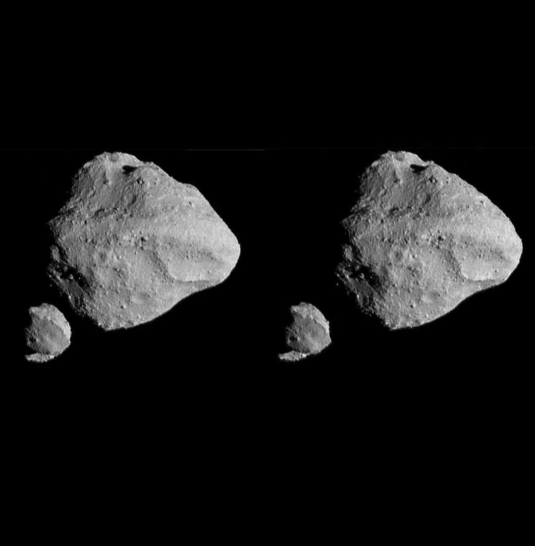 ブライアン・メイさんのインスタグラム写真 - (ブライアン・メイInstagram)「This is the first ever high resolution 3-D image of the tiny Dinkinesh asteroid system.  Published today BY NASA. Made by May/Manzoni from data collected by the LUCY spacecraft as it recently flew past Dinkinesh at 10,000 miles per hour.  The two images used to make this stereo were captured only a few seconds apart, as the spacecraft zoomed by, on its journey to visit the Trojans - bunch of asteroids way out in the orbit of Jupiter.  Notice that only in the stereo version is it apparent that the smaller body - now named Selam - itself made up of two smaller asteroids - a contact binary’. This was all an amazing revelation when the data came in.  For the full story visit the NASA website.  Enjoy ! 💥💥💥💥I’ll post on my Stories sideways so you can get a closer look in stereo if you have your OWL viewer handy.  Proud to have NASA choose this image for their official Press release.  My special thanks to LUCY mission PI (boss) Hal Levison for appointing me a collaborator - and thanks to the entire team for making me feel welcome.  Bri」12月1日 4時20分 - brianmayforreal