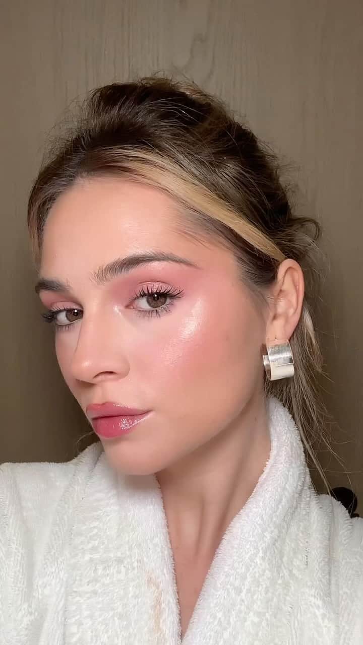 のインスタグラム：「Rosy makeup look ASMR」
