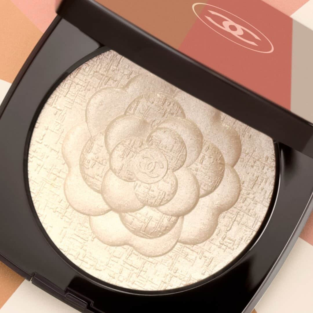 シャネルのインスタグラム：「New. LES SYMBOLES DE CHANEL embossed illuminating powder. With its airy texture, LES SYMBOLES DE CHANEL illuminating powder brightens the face, giving it a natural, pearlescent glow that illuminates shadows and redefines the face's contours. Featuring a surface embossed with your favorite CHANEL symbol, it becomes your talisman. Available in 3 shades.  #CHANELMakeup」