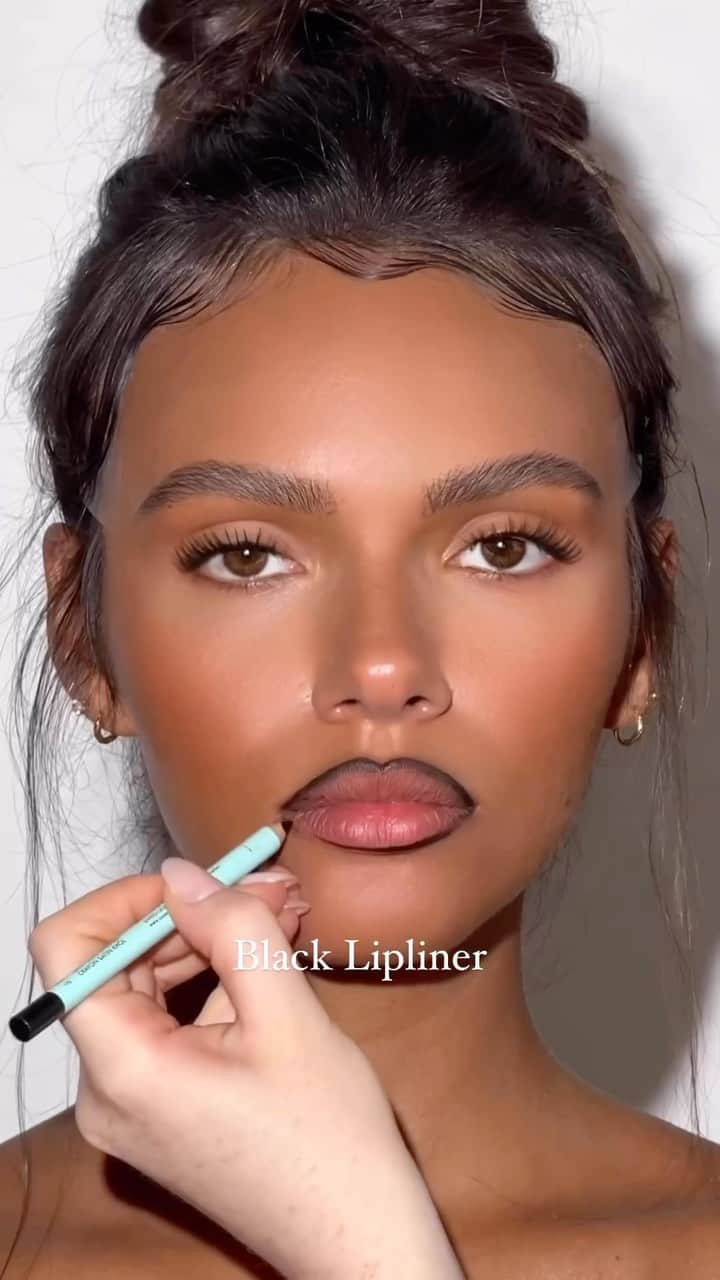 wakeupandmakeupのインスタグラム：「How to: Cherry Cola Lips 🍒 @shari.mua  Beauty @kerstiniglesias   products used:  @sweedbeauty Eyepencil black  @armanibeauty Power Matte 603 @hourglasscosmetics Phantom Volumizing Glossy Balm Thrill 165」