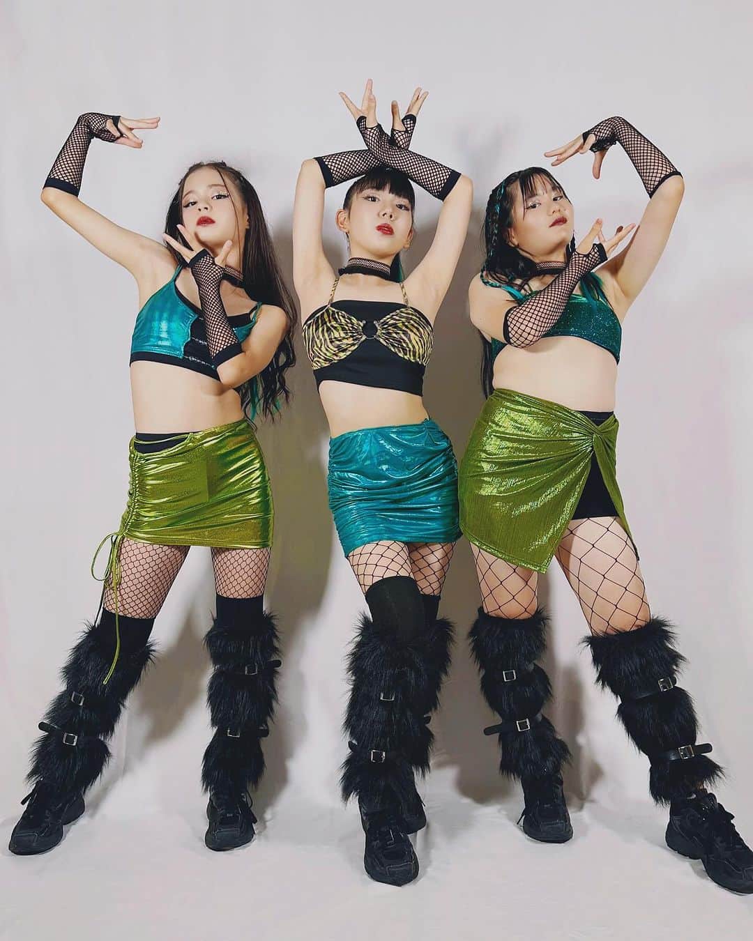 MARINAのインスタグラム：「✴︎ NEW ✴︎ ーーーーーーーーーーーーーーーーーーーー  県内初のVogue Dance Teamを 結成しました💚💚💚  チーム名は【ＶＯＸＹ（ヴォクシー）】 県内では珍しいジャンルのVOGUEと スラングで魅力的という意味のFOXYを合わせ 名付けました✨  memberは、UPBEATで私のclassを 熱心に受けてくれている cute girls 3名🫶🏻  KARINA／ @13yuyu2  NANOHA／ @nano.h1205  YUKA／ @yumaconejo   ぜひ応援宜しくお願い致します🥰❤️‍🔥  ーーーーーーーーーーーーーーーーーーーー #VOXY #vogue #voguing #voguer #voguing #voguedance #fashion #dance #okinawa #dancestudioupbeat #沖縄 #豊見城市 #豊見城 #とみぐすく #ヴォーグ #ヴォクシー」