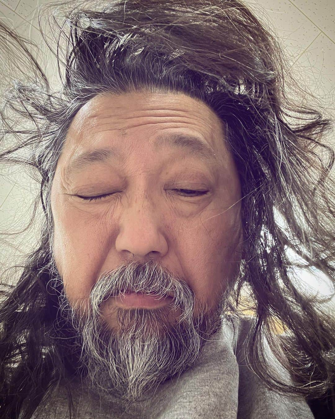 村上隆さんのインスタグラム写真 - (村上隆Instagram)「I really can’t handle the cold. Every year from November to March, I incessantly dwell on how cold it is, how exhausting that makes me feel, and how I want to just vanish and be gone. The deadlines for the upcoming exhibition are falling squarely on such time of the year.  Sigh. What am I to do? Second photo: I sleep in this box made of a wooden frame enclosed with cardboards on all sides. It's just big enough to fit me. Because I live in my studio, this is the only space I have carved out to be alone. 🥲  私は寒さに滅法弱いです。 毎年11月から3月にかけて、寒い、シンドイ、消えていなくなりたい、と、思い続ける。 そんな時期の展覧会の締め切りです。ああ、どうしたもんだか。 2枚目の写真ですが、私は木のフレームにダンボール紙を張り込んだ箱の中で寝ています。大きさは自分1人が入れる大きさ。スタジオに住んでるので、唯一の1人の空間なのです。🥲」12月1日 4時30分 - takashipom