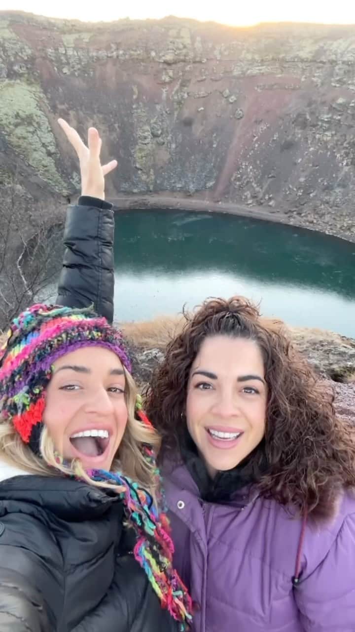 ジェマ・マリンのインスタグラム：「🍀 S0RTE0 VIAJE A ISLANDIA 🍀  ¿Quieres descubrir paisajes que parecen sacados de otros mundos? Piscinas naturales, auroras boreales o cascadas de ensueño.  Te regal4mos 4 días 3 noches con desayuno para dos personas para que visites Islandia. Además Planyts te asesorarán para que visites los lugares más emblemáticos.  🩵 Sigue nuestras cuentas @planyts @gemma_marin y @mama.soltera   🩵 Da me gusta a esta publicación   🩵 Comenta con quien compartirías este viaje (cuántos más comentarios, más posibilidades)  ¡Y a disfrutar de un viaje increíble e inolvidable!  * Para disfrutar de octubre a abril * El/la ganador/a deberá reservar con al menos dos meses de antelación」