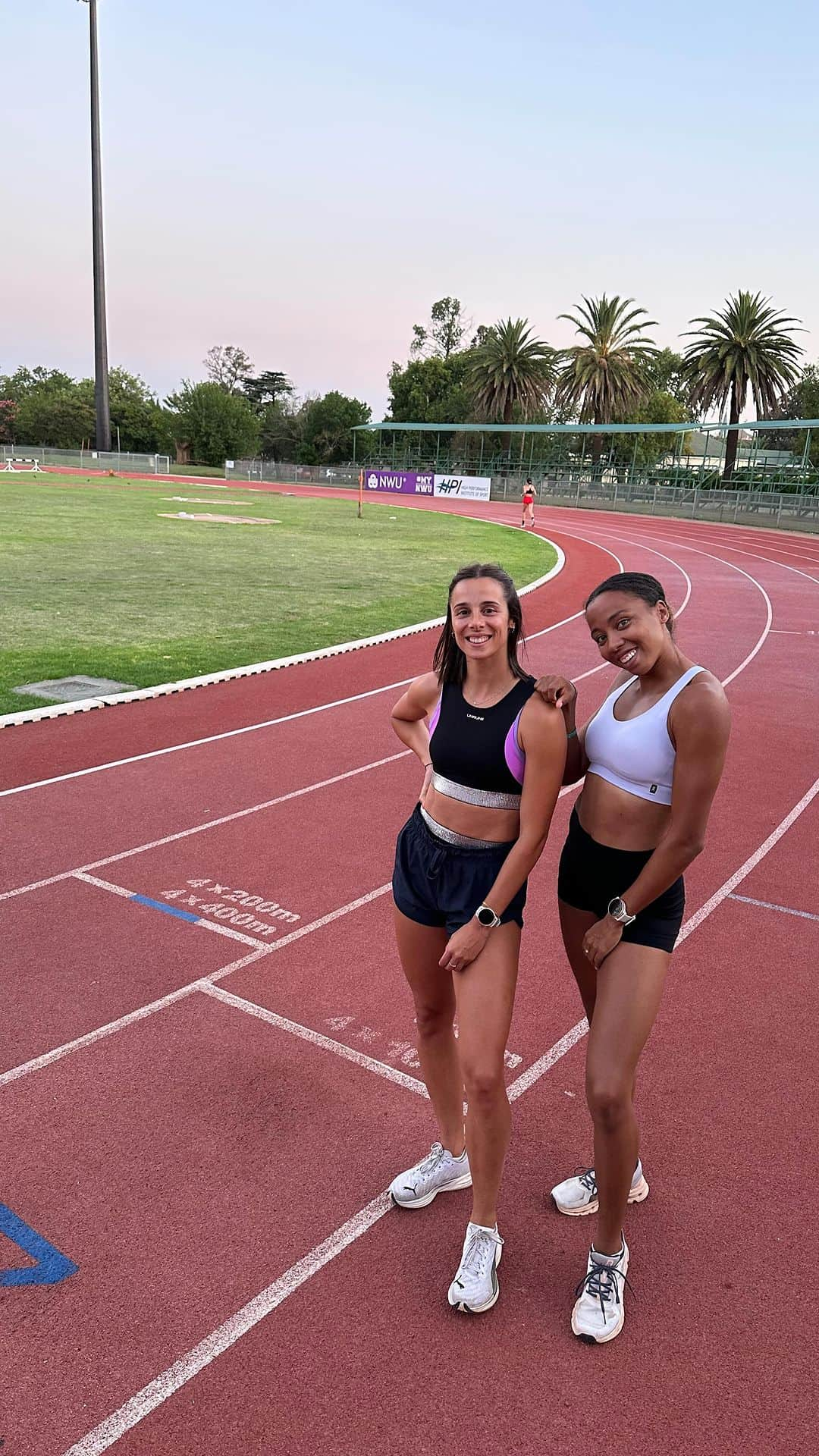 Camille LAUSのインスタグラム：「10x200m r3’ with the ladies 🔥🌅🌴  🎥 @louisheyer」