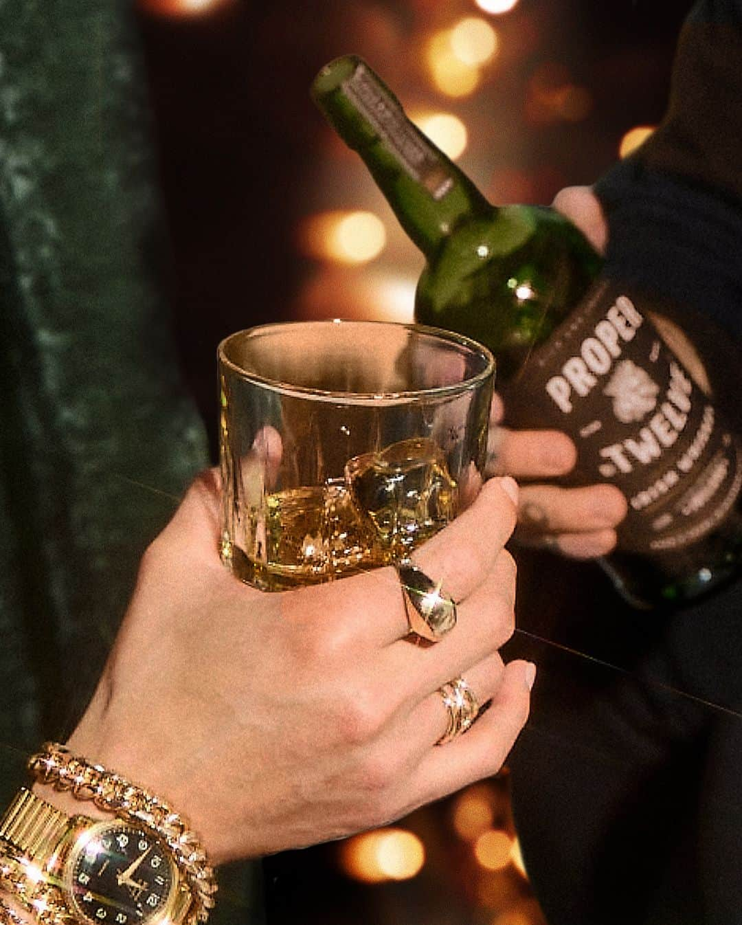 コナー・マクレガーのインスタグラム：「‘Tis the season of giving, pouring, and definitely roarin’. This holiday, #PourTheRoar with the gift of Proper No. Twelve Irish Whiskey. 🥃🎁」