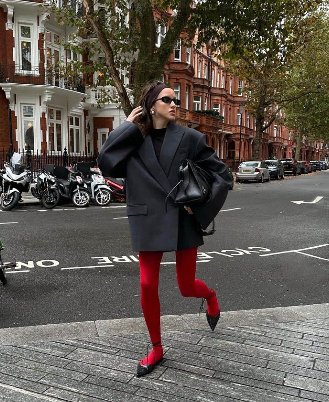 CALZEDONIAのインスタグラム：「Trending street style right now ❤️  #Calzedonia #redTights」