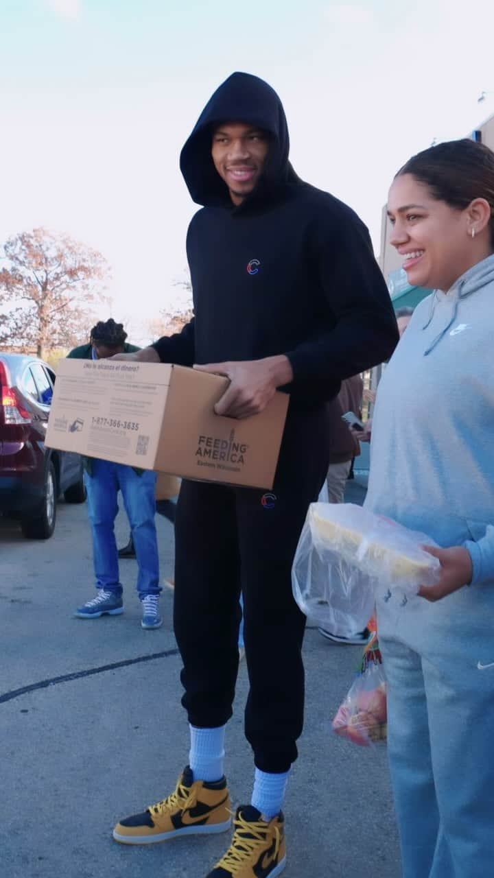 ヤニス・アデトクンボのインスタグラム：「Still buzzing from the Diaper Distribution event we did a few weeks ago with Milwaukee Diaper Mission.  Giannis, Mariah, and the boys came out to serve alongside volunteers from local BIG Give Back partners, and we were able to distribute over 30,000 diapers and serve 195 families in just 2 hours.  Thanks again to all of our amazing volunteers, our sponsors and @milwaukeediapermission for organizing this incredible event.  💚 @nuna_usa 💚 @culvers 💚 @hayatpharmacy 💚 @feedamericawi 💚 @baby2baby 💚 @krogerdelivery  Impact is a team sport!」