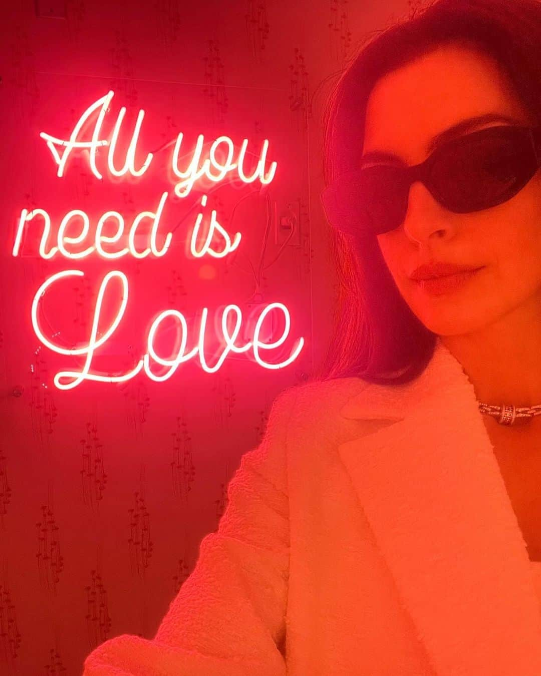 アン・ハサウェイのインスタグラム：「See you tomorrow  😎✨@drewbarrymore✨😎」