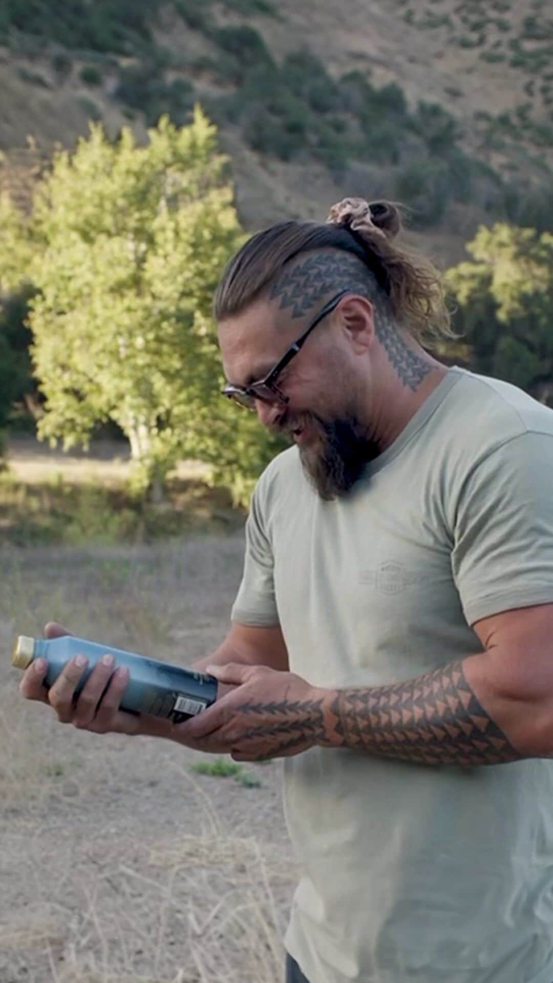 ジェイソン・モモアのインスタグラム：「Seeing the new limited-edition Mananalu and #Aquaman and the Lost Kingdom bottle for the first time was a dream come true. Go to @Mananalu for the link in bio to purchase a six-pack, and please see the film on December 22, 2023 - only in theaters.」