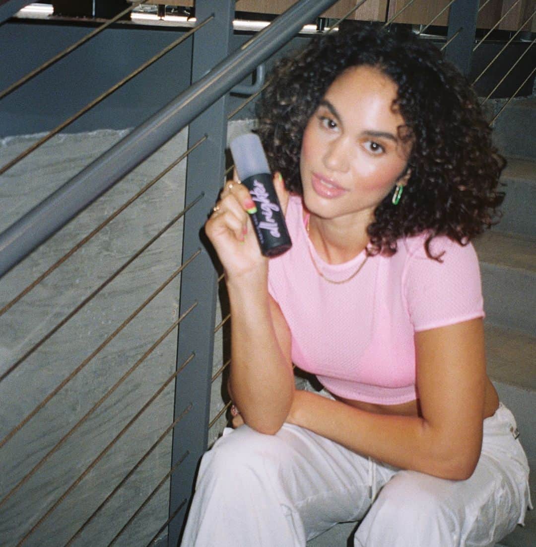 Urban Decay Cosmeticsのインスタグラム：「All baddies use #UDAllNighter... it's true 😌  🫵You (A baddies), this is your sign to head on over to @sephora & @ultabeauty online or in-store to shop All Nighter Setting Spray   #urbandecay #settingspray #viralmakeup #sephora #ulta #ultabeauty」